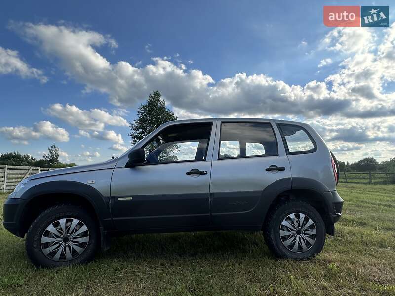 Внедорожник / Кроссовер Chevrolet Niva 2015 в Довбыше