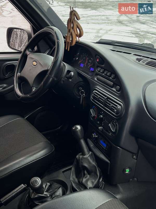 Внедорожник / Кроссовер Chevrolet Niva 2008 в Звягеле