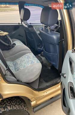 Позашляховик / Кросовер Chevrolet Niva 2004 в 