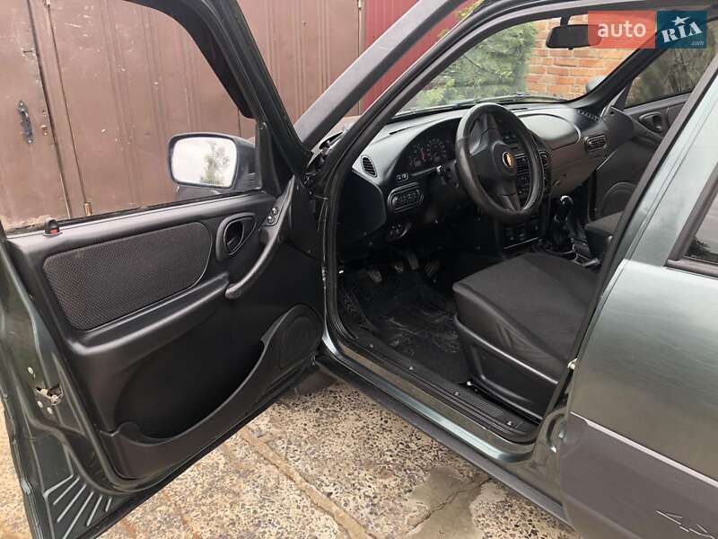 Внедорожник / Кроссовер Chevrolet Niva 2016 в Изюме