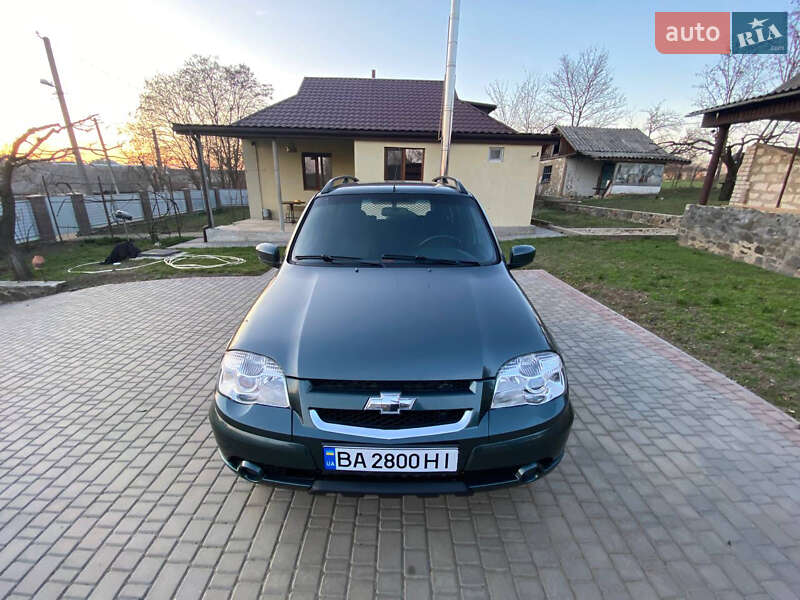 Внедорожник / Кроссовер Chevrolet Niva 2012 в Голованевске