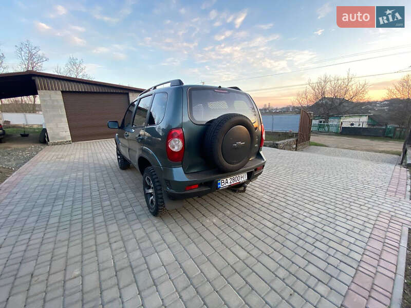 Внедорожник / Кроссовер Chevrolet Niva 2012 в Голованевске