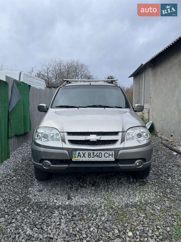 Внедорожник / Кроссовер Chevrolet Niva 2010 в 