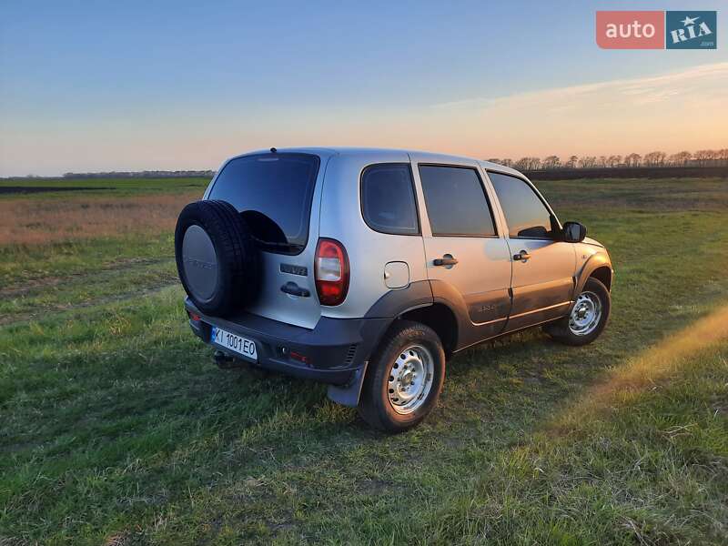 Внедорожник / Кроссовер Chevrolet Niva 2011 в Згуровке