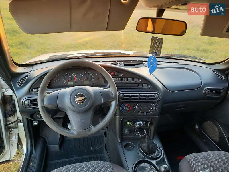 Внедорожник / Кроссовер Chevrolet Niva 2011 в Згуровке