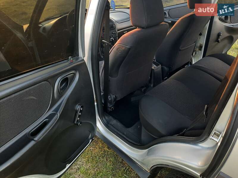 Внедорожник / Кроссовер Chevrolet Niva 2011 в Згуровке