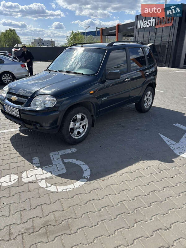 Позашляховик / Кросовер Chevrolet Niva 2010 в 