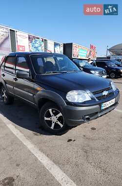 Внедорожник / Кроссовер Chevrolet Niva 2010 в Купянске