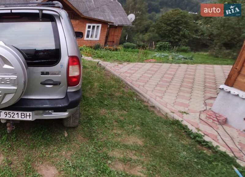 Позашляховик / Кросовер Chevrolet Niva 2005 в Косові