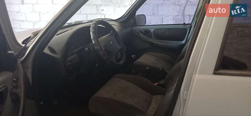 Позашляховик / Кросовер Chevrolet Niva 2004 в Магдалинівці