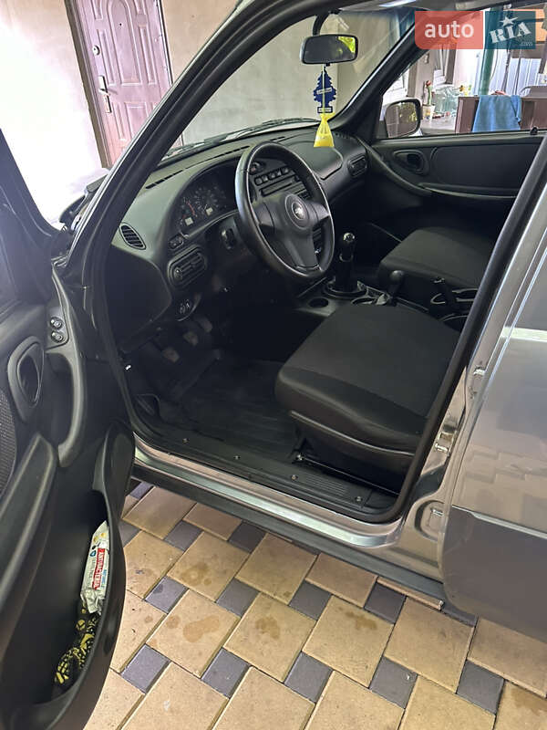 Позашляховик / Кросовер Chevrolet Niva 2010 в Запоріжжі