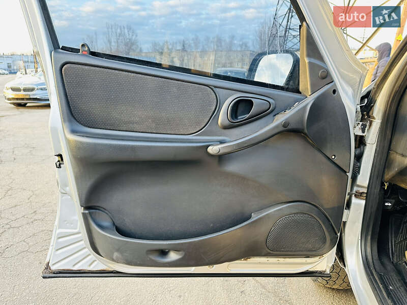 Внедорожник / Кроссовер Chevrolet Niva 2008 в Харькове