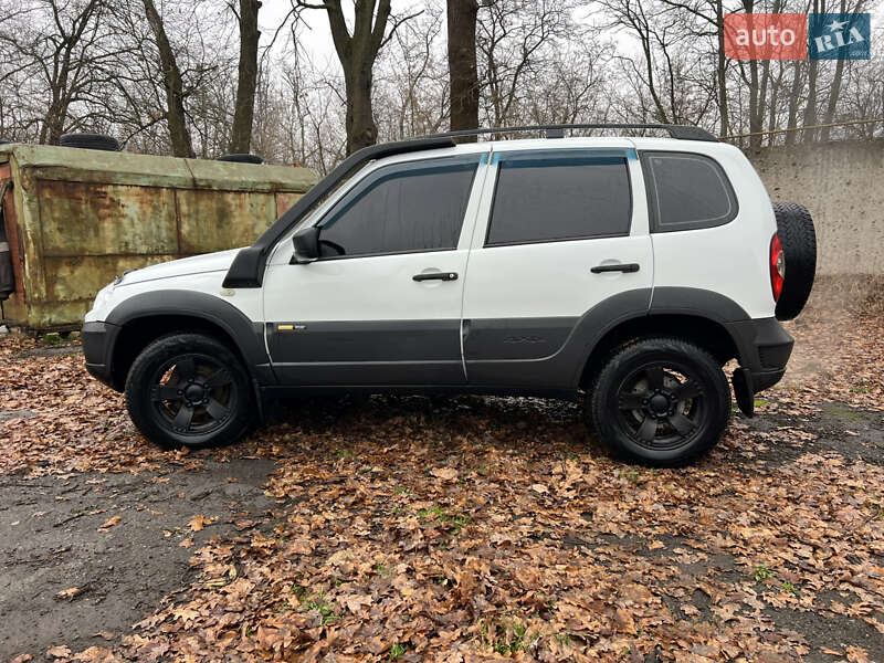 Внедорожник / Кроссовер Chevrolet Niva 2015 в Валках