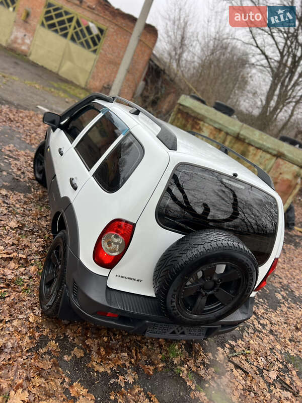 Внедорожник / Кроссовер Chevrolet Niva 2015 в Валках