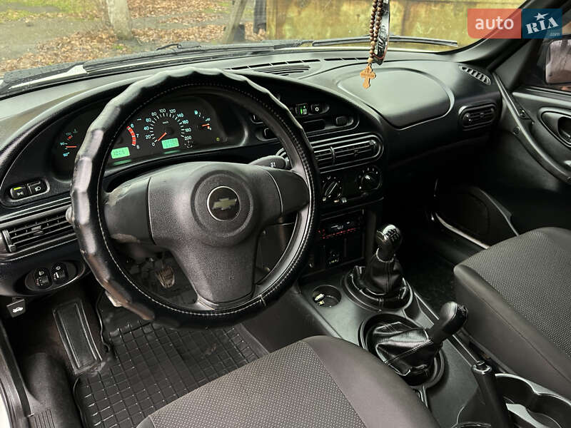 Внедорожник / Кроссовер Chevrolet Niva 2015 в Валках