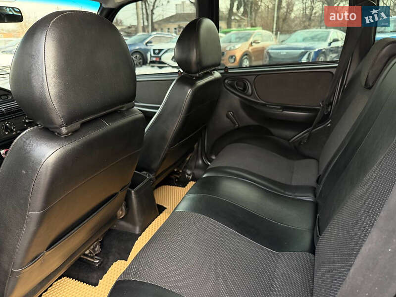 Внедорожник / Кроссовер Chevrolet Niva 2010 в Харькове