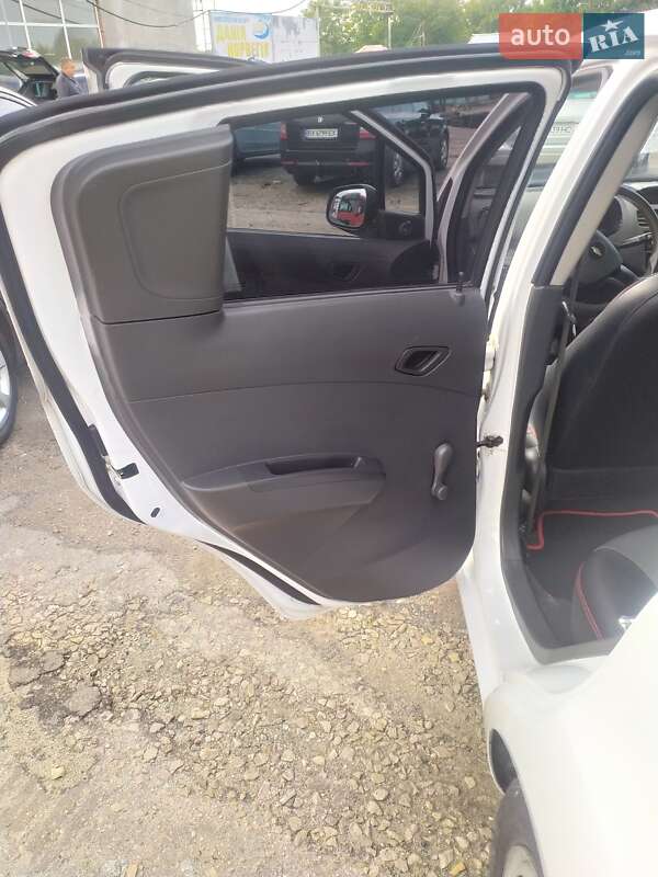 Хэтчбек Chevrolet Spark 2014 в Хмельницком