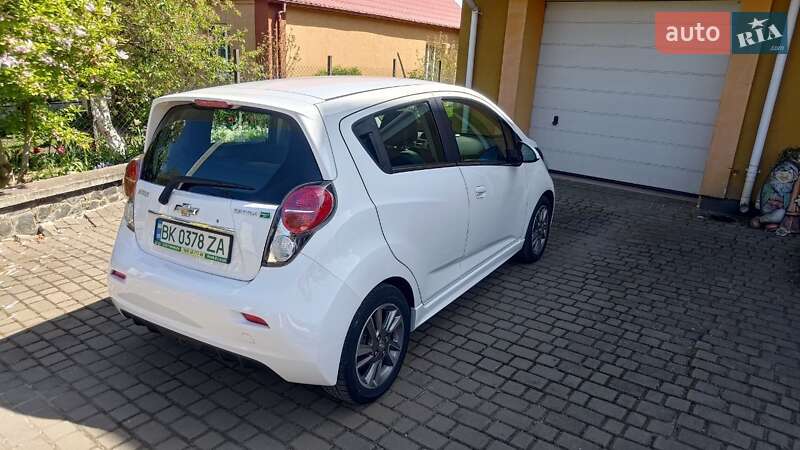 Хэтчбек Chevrolet Spark 2015 в Ровно