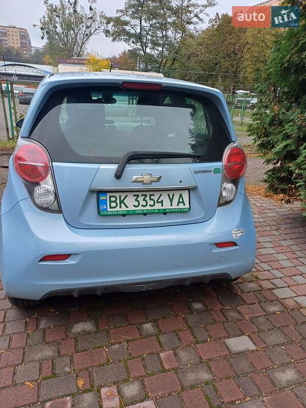 Хетчбек Chevrolet Spark 2015 в Рівному