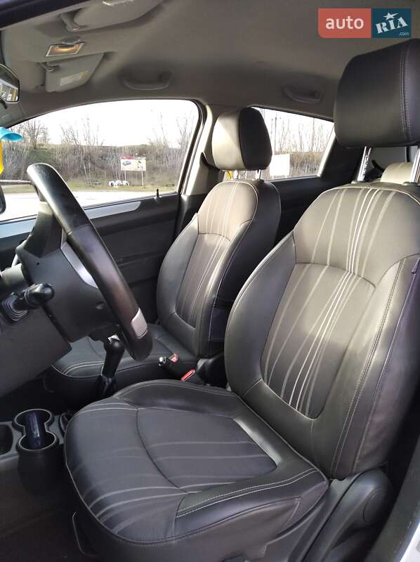 Хетчбек Chevrolet Spark 2013 в Луцьку