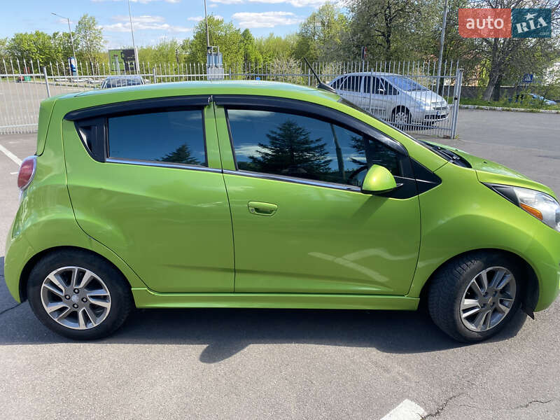 Хетчбек Chevrolet Spark 2014 в Рівному