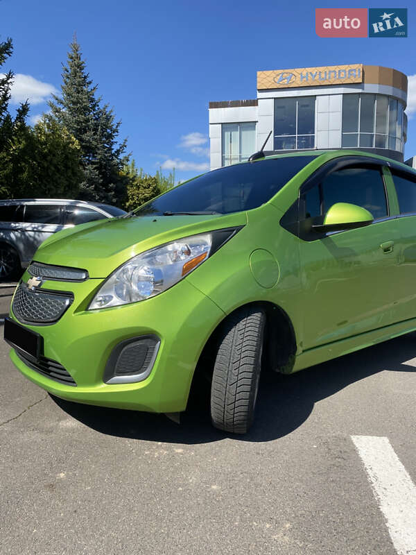 Хетчбек Chevrolet Spark 2014 в Рівному