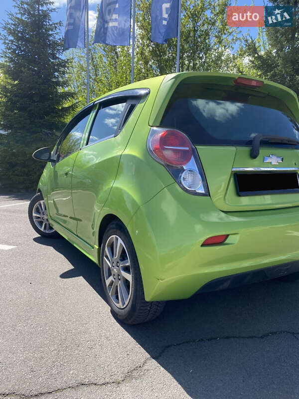 Хетчбек Chevrolet Spark 2014 в Рівному
