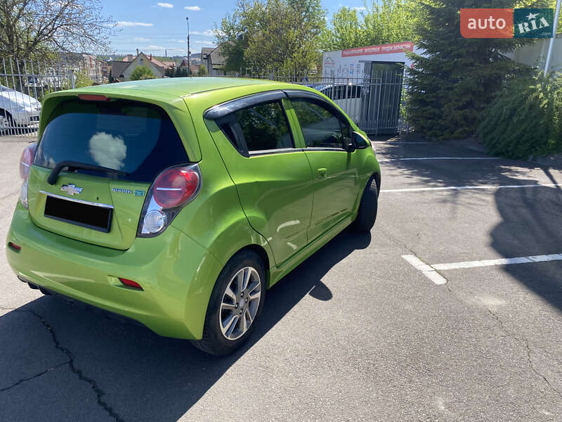 Хетчбек Chevrolet Spark 2014 в Рівному