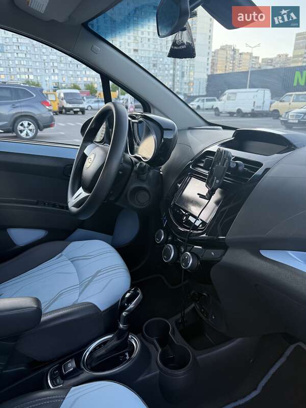 Хэтчбек Chevrolet Spark 2016 в Киеве