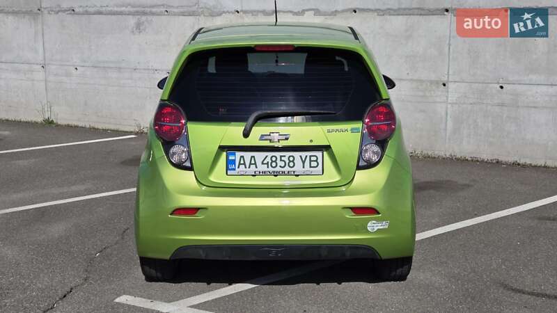 Хетчбек Chevrolet Spark 2015 в Києві