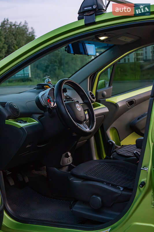Хэтчбек Chevrolet Spark 2012 в Ровно