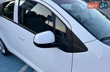 Хэтчбек Chevrolet Spark 2011 в 