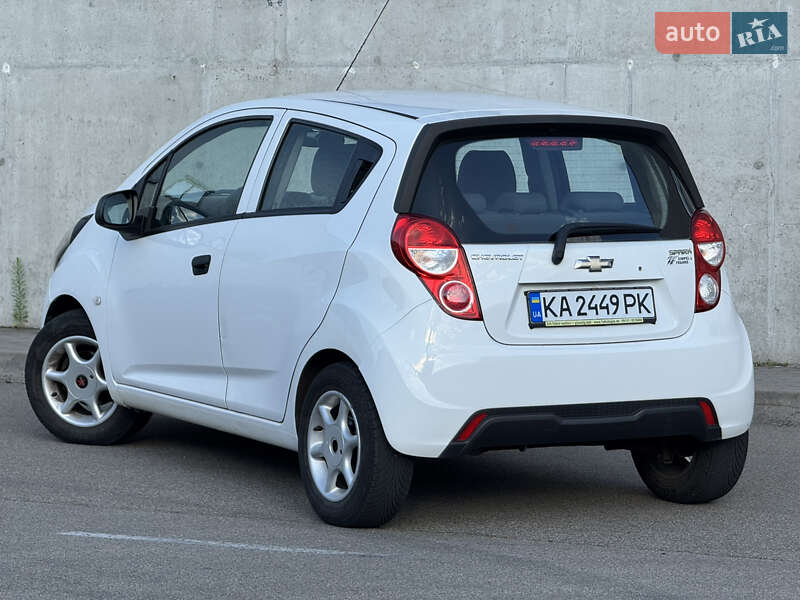 Хетчбек Chevrolet Spark 2014 в Києві