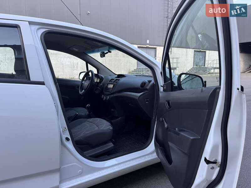 Хетчбек Chevrolet Spark 2014 в Києві