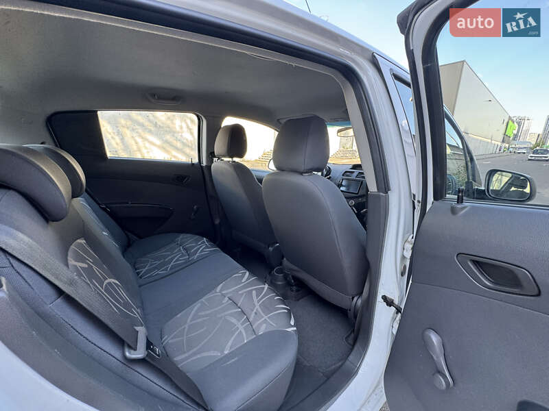 Хетчбек Chevrolet Spark 2014 в Києві