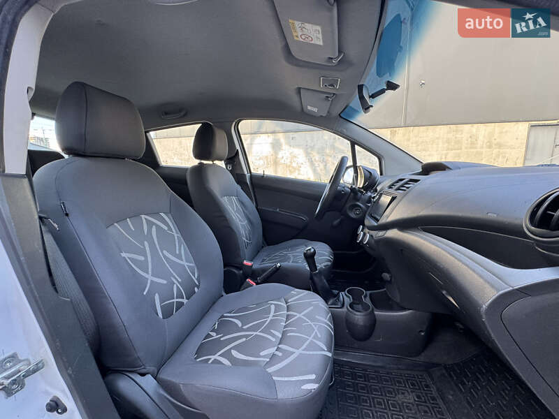 Хетчбек Chevrolet Spark 2014 в Києві