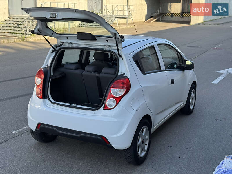 Хэтчбек Chevrolet Spark 2014 в Киеве