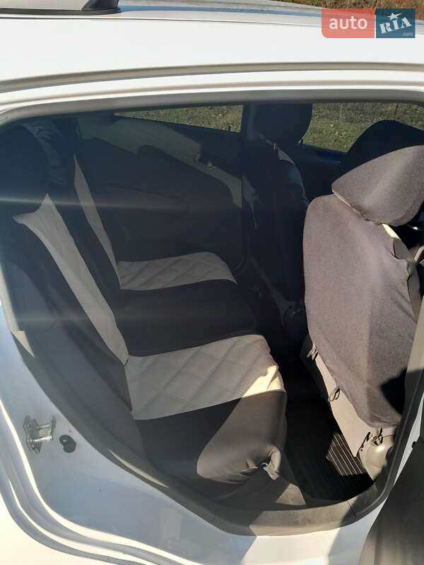 Хетчбек Chevrolet Spark 2010 в Рокитному