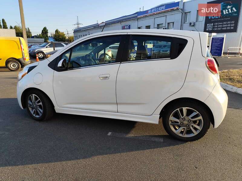 Хетчбек Chevrolet Spark 2015 в Києві