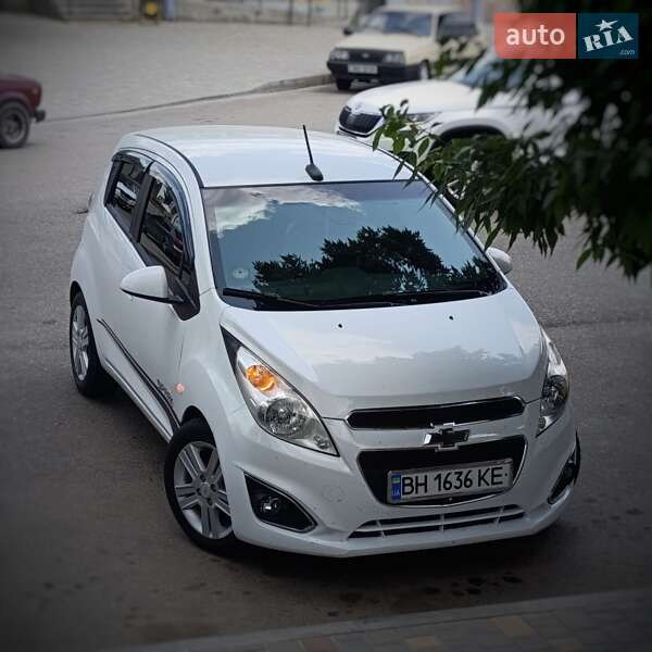 Хэтчбек Chevrolet Spark 2012 в 