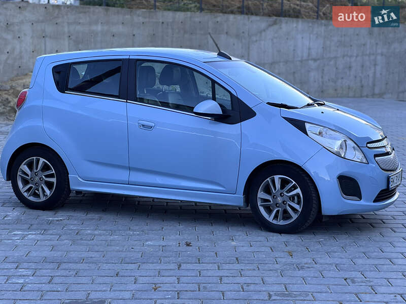 Хетчбек Chevrolet Spark 2014 в Рівному