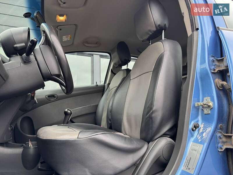 Хетчбек Chevrolet Spark 2013 в Рівному