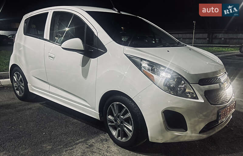 Хетчбек Chevrolet Spark 2015 в Дніпрі