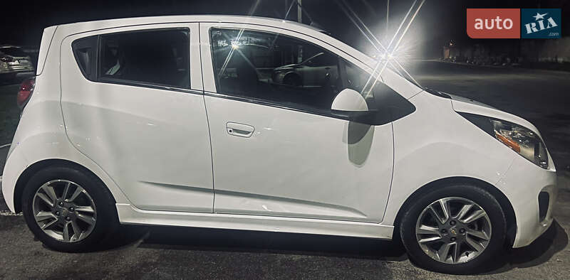Хетчбек Chevrolet Spark 2015 в Дніпрі
