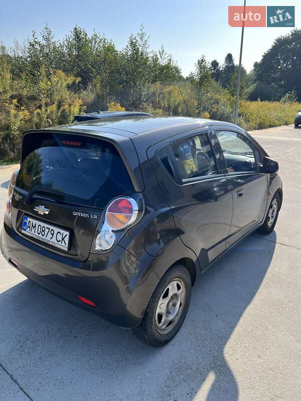 Хэтчбек Chevrolet Spark 2010 в Звягеле