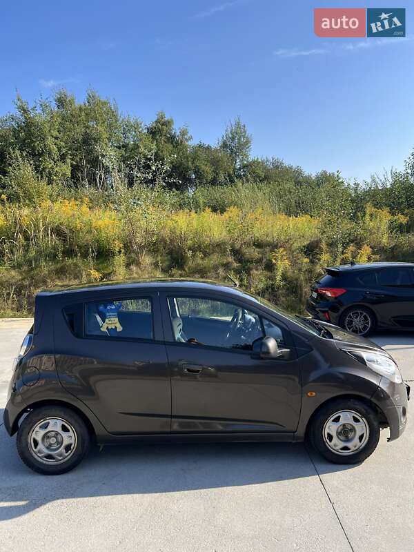 Хэтчбек Chevrolet Spark 2010 в Звягеле