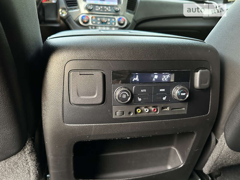 Позашляховик / Кросовер Chevrolet Suburban 2014 в Дніпрі