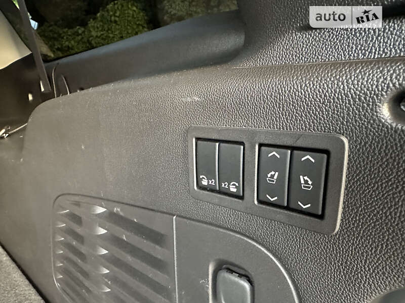 Позашляховик / Кросовер Chevrolet Suburban 2014 в Дніпрі