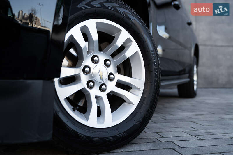 Позашляховик / Кросовер Chevrolet Suburban 2015 в Києві