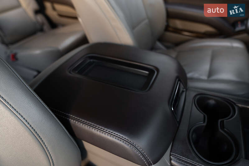 Позашляховик / Кросовер Chevrolet Suburban 2015 в Києві